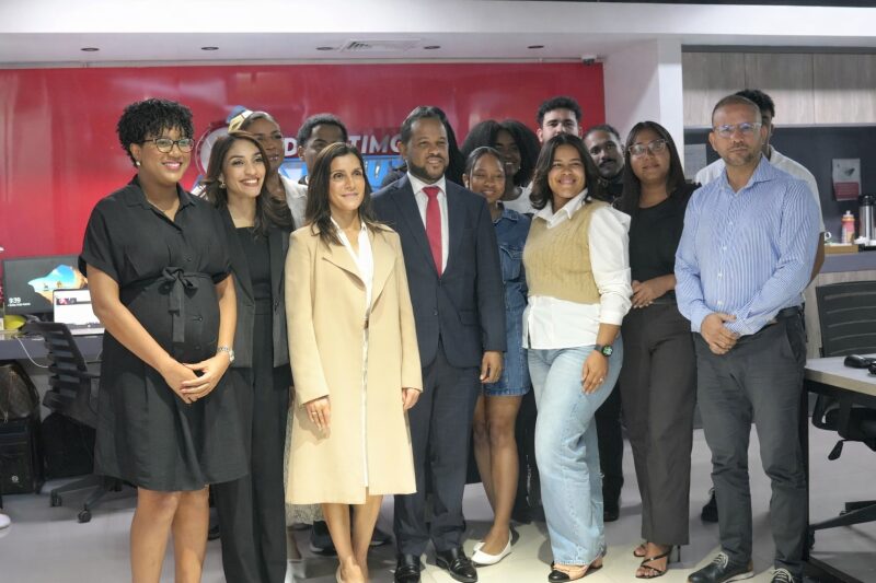 "De Último Minuto celebrates five years of growth, innovation, and leadership in digital media" | 2 | Equipo de la redacción junto a la embajadora de Estados Unidos