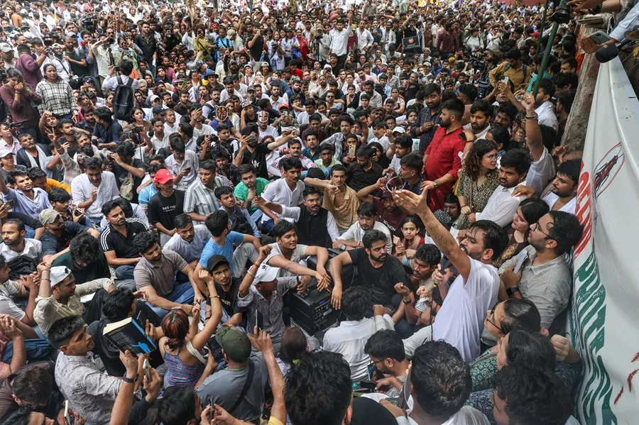 The Cockroach Party jumps from the internet to the streets in its first protest in India | De Último Minuto English