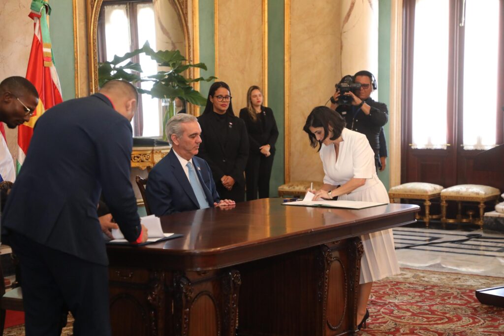 DR and Suriname sign strategic agreements; Dominicans will be able to travel to Suriname visa-free in certain cases | De Último Minuto English
