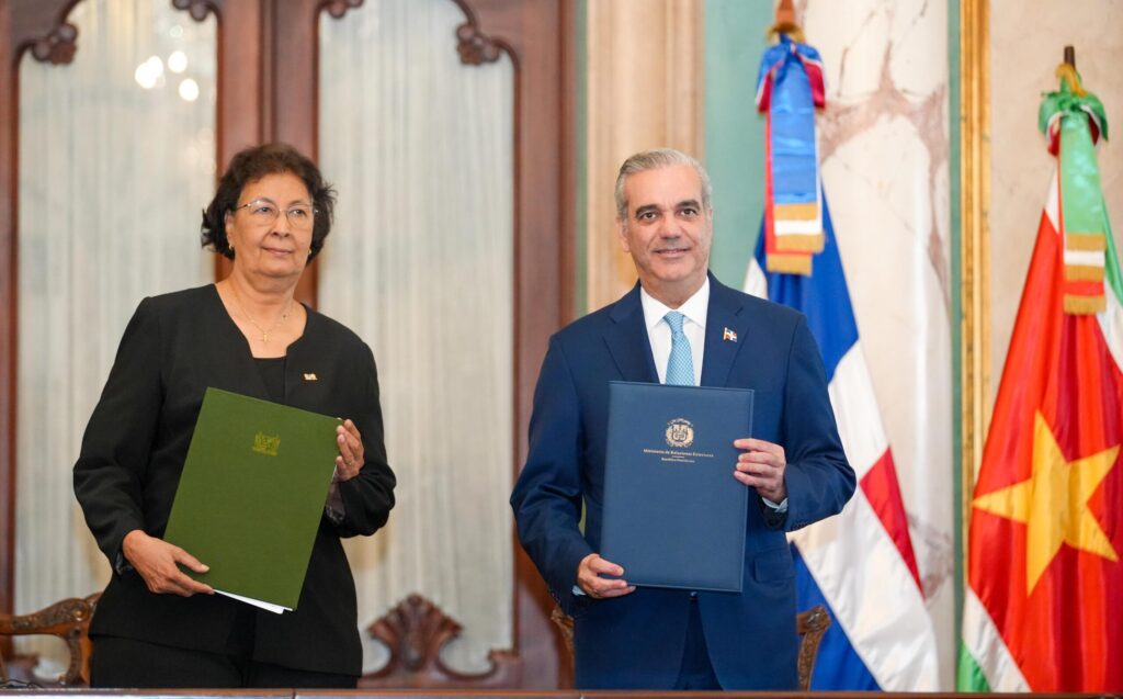 DR and Suriname sign strategic agreements; Dominicans will be able to travel to Suriname visa-free in certain cases | De Último Minuto English