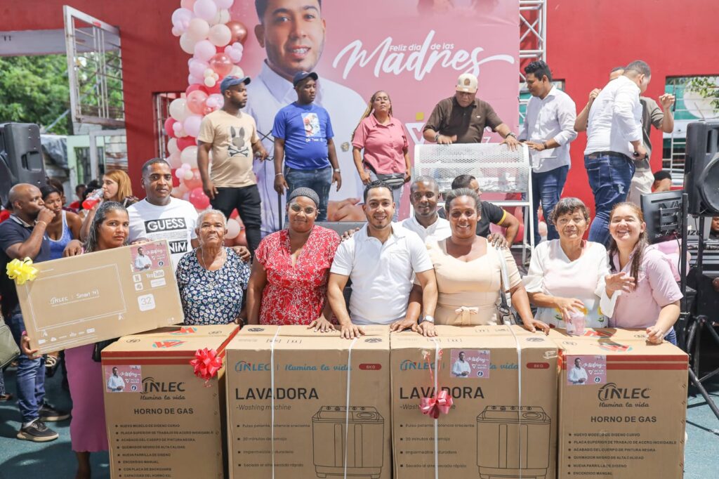 Between mariachis and gifts, councilman Víctor Jiménez pays tribute to the mothers of Los Alcarrizos | De Último Minuto English