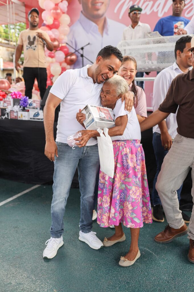 Between mariachis and gifts, councilman Víctor Jiménez pays tribute to the mothers of Los Alcarrizos | De Último Minuto English