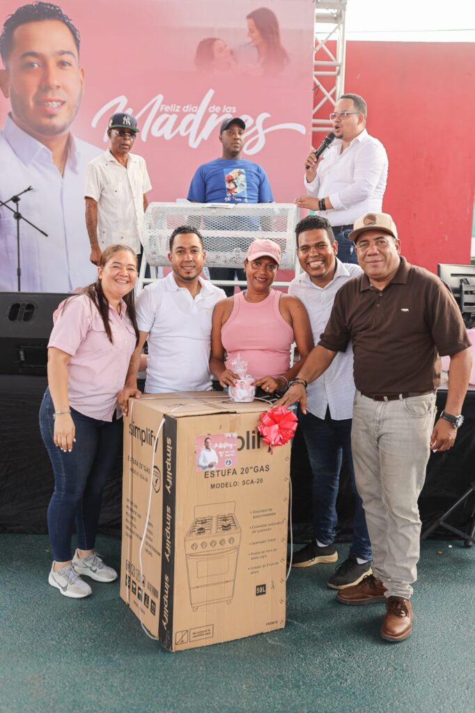 Between mariachis and gifts, councilman Víctor Jiménez pays tribute to the mothers of Los Alcarrizos | De Último Minuto English