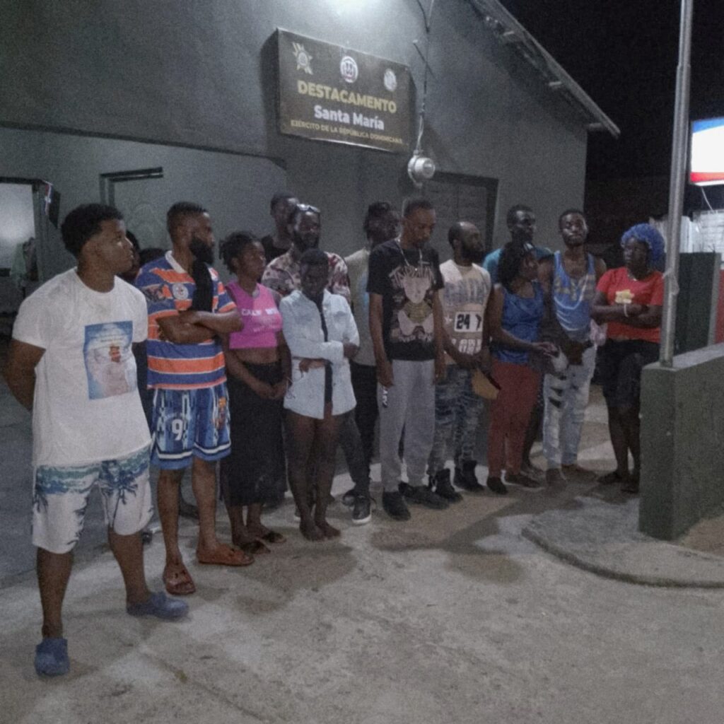 Army detains 54 undocumented individuals and seizes motorcycles during operations in Montecristi | De Último Minuto English