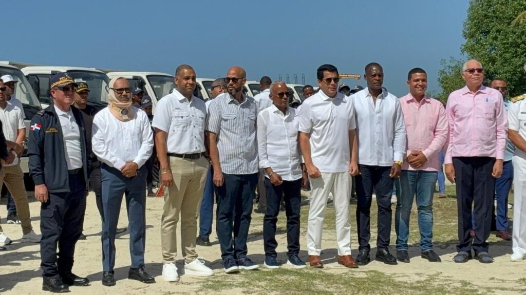 David Collado delivers 30 trucks, six tractors and sweepers to combat sargassum | De Último Minuto English