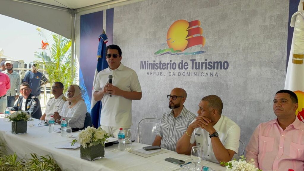 David Collado delivers 30 trucks, six tractors and sweepers to combat sargassum | De Último Minuto English