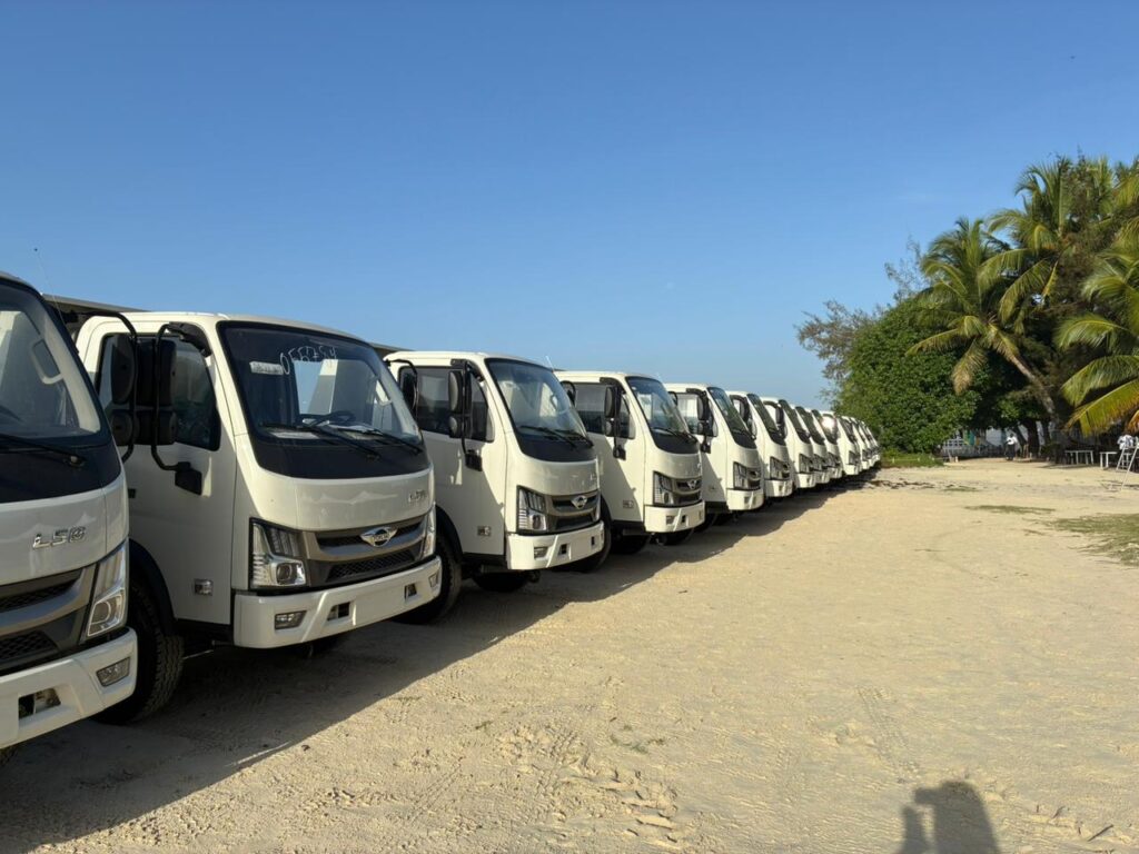David Collado delivers 30 trucks, six tractors and sweepers to combat sargassum | De Último Minuto English