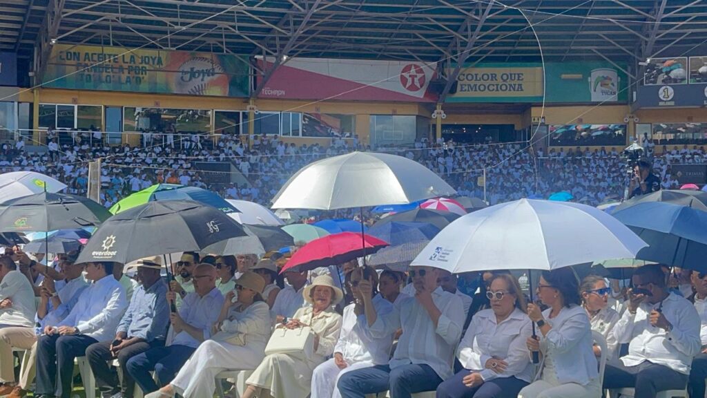 Thousands of Catholics call for peace, unity, and hope during a massive Corpus Christi celebration in Santiago | 2 | Thousands of Catholics call for peace, unity, and hope during a massive Corpus Christi celebration in Santiago | De Último Minuto English