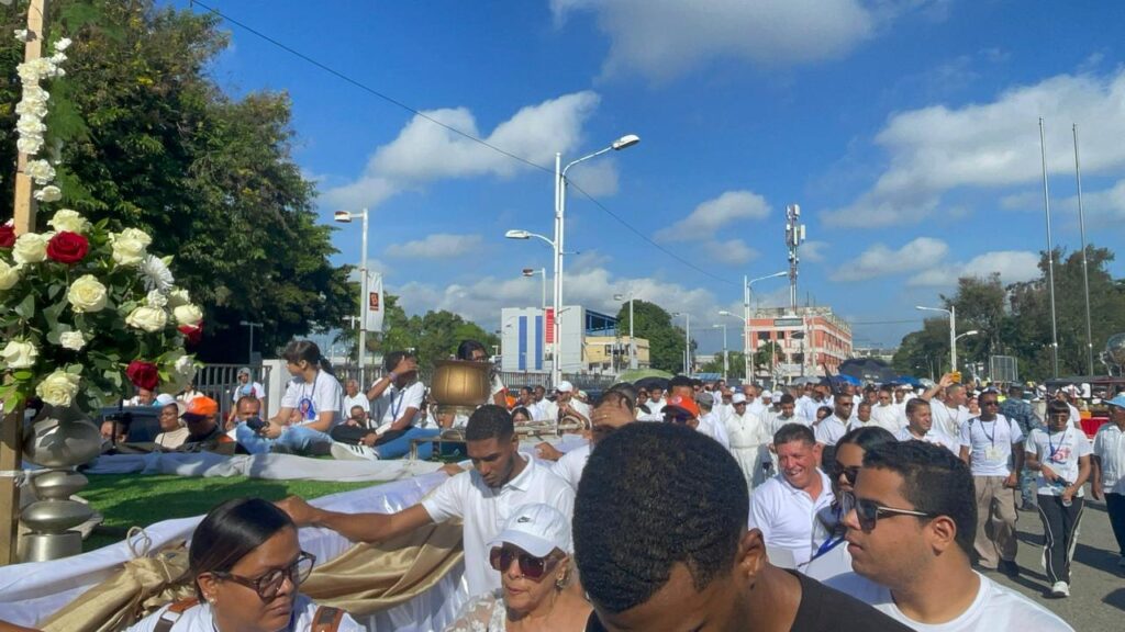Thousands of Catholics call for peace, unity, and hope during a massive Corpus Christi celebration in Santiago | 3 | Thousands of Catholics call for peace, unity, and hope during a massive Corpus Christi celebration in Santiago | De Último Minuto English