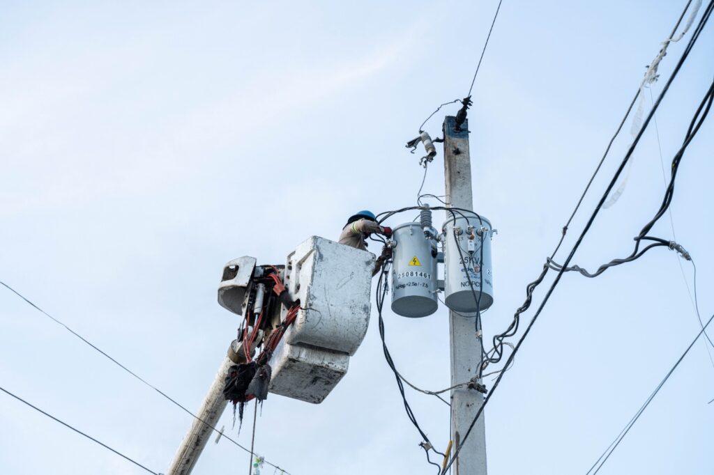Edesur reinforces electricity supply in Azua with the installation of three new transformers | De Último Minuto English