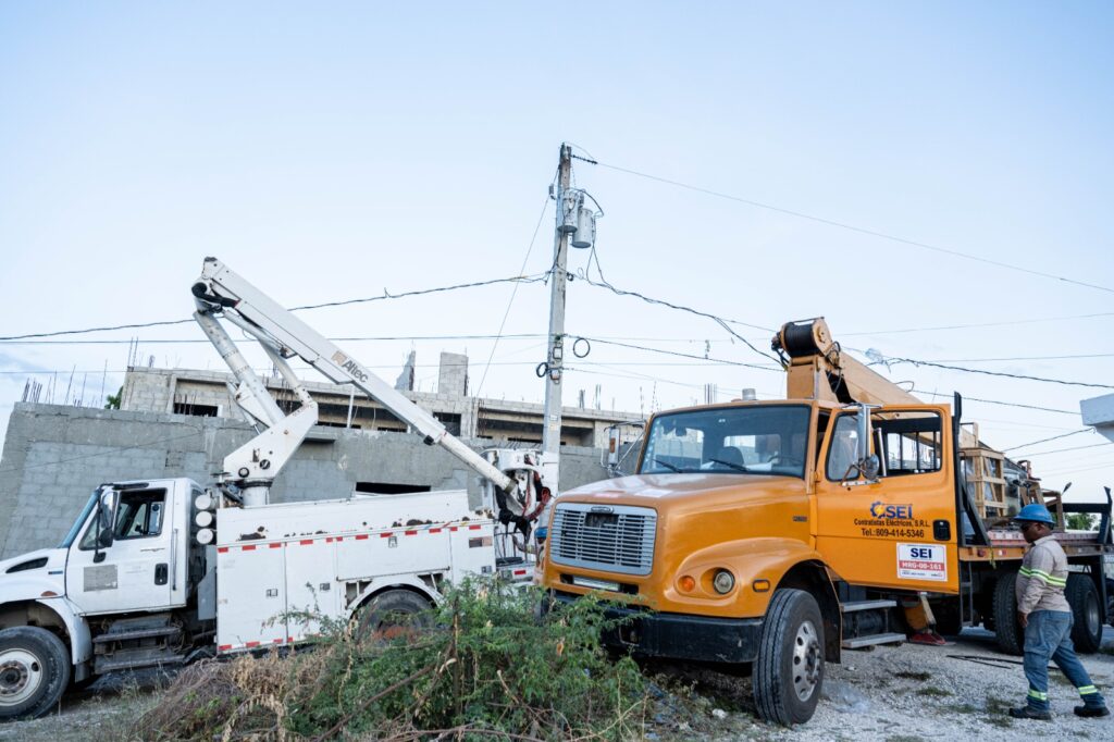Edesur reinforces electricity supply in Azua with the installation of three new transformers | De Último Minuto English
