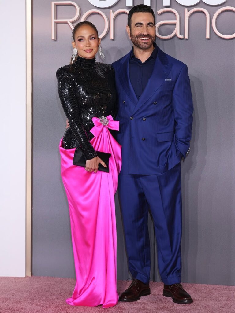Dating rumors intensify between JLo and her co-star in the new movie “Office Romance” | De Último Minuto English