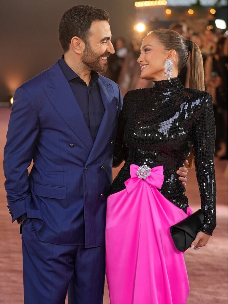 Dating rumors intensify between JLo and her co-star in the new movie “Office Romance” | De Último Minuto English