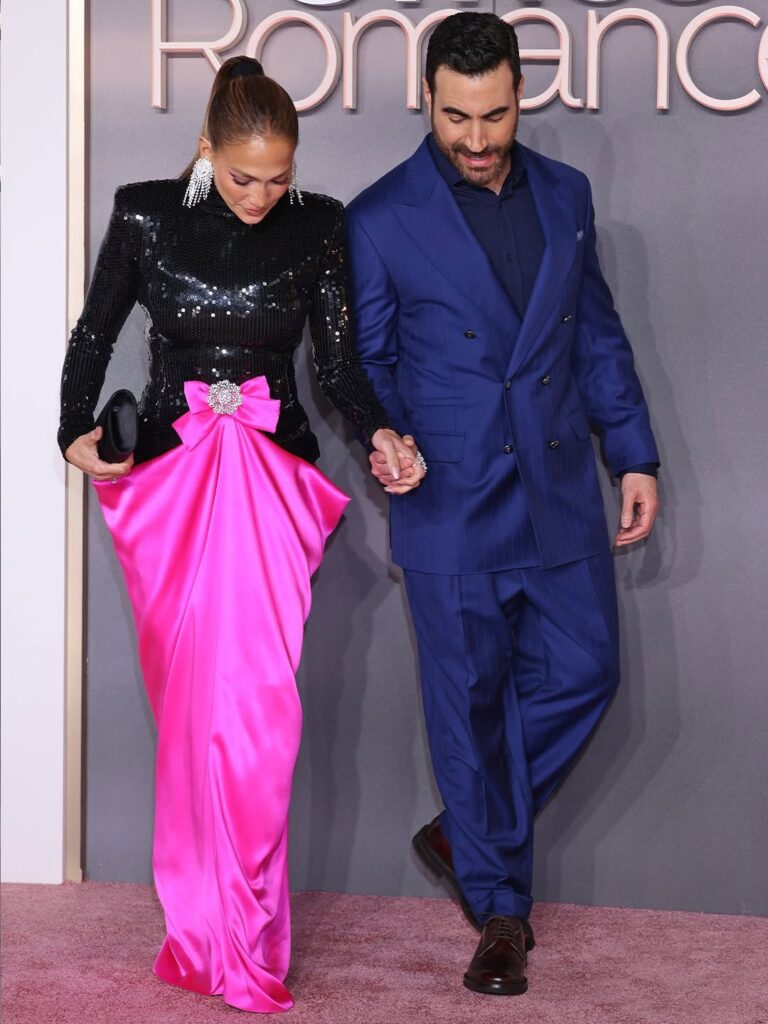 Dating rumors intensify between JLo and her co-star in the new movie “Office Romance” | De Último Minuto English