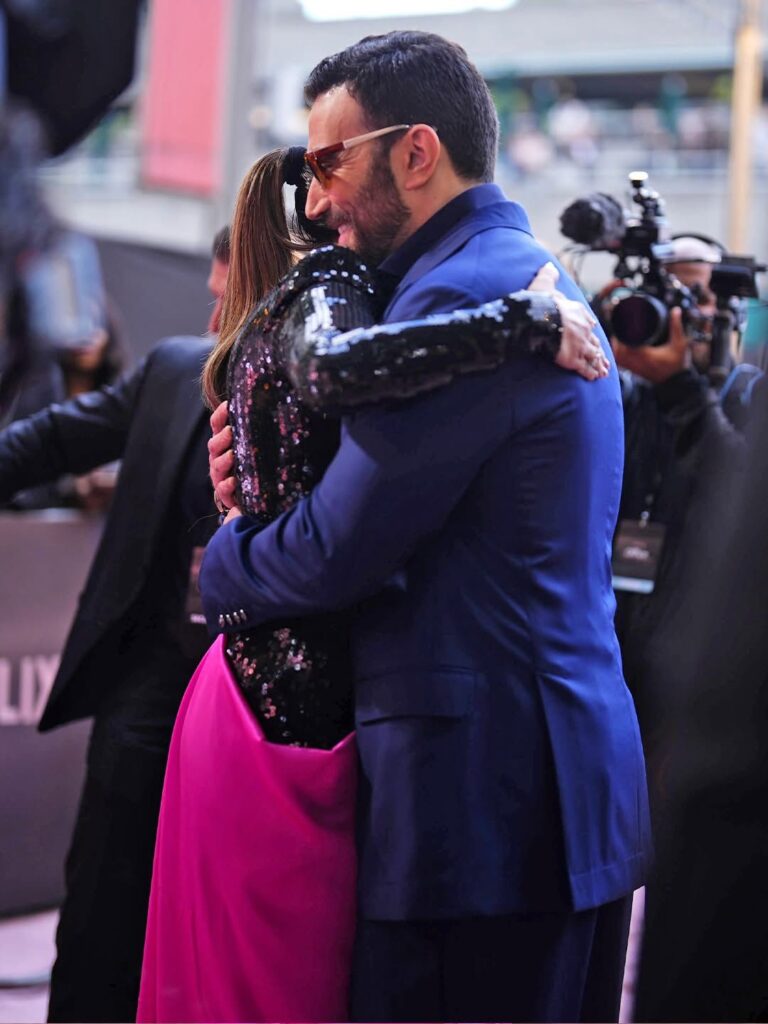 Dating rumors intensify between JLo and her co-star in the new movie “Office Romance” | De Último Minuto English