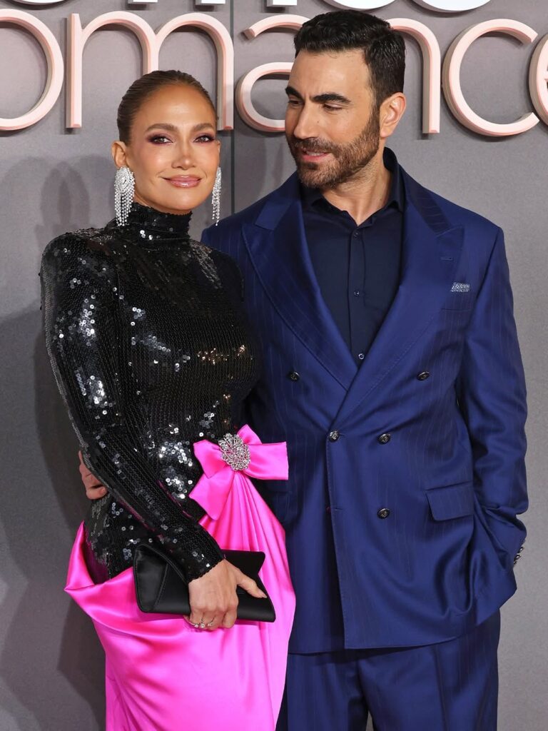 Dating rumors intensify between JLo and her co-star in the new movie “Office Romance” | De Último Minuto English