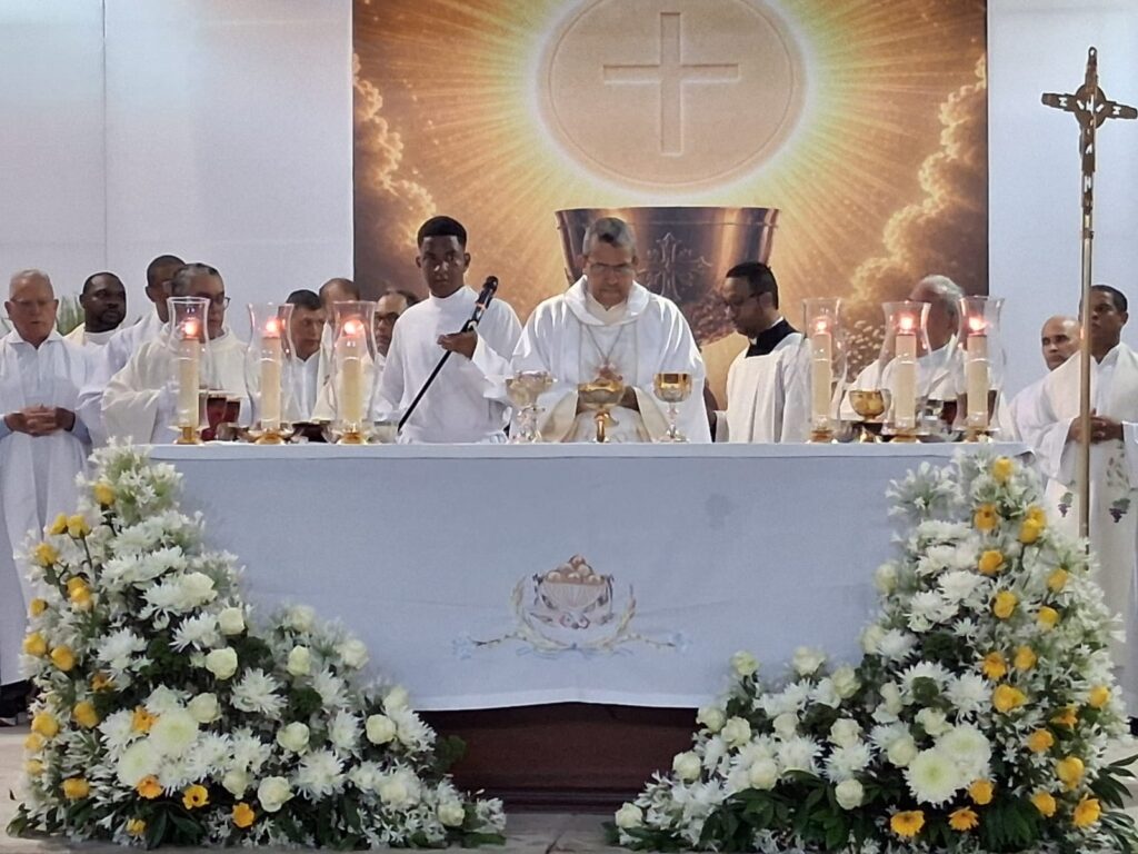 Hundreds of the faithful gather in celebration of Corpus Christi led by Monsignor Carlos Tomás Morel Diplán | 6 | Hundreds of the faithful gather in celebration of Corpus Christi led by Monsignor Carlos Tomás Morel Diplán | De Último Minuto English