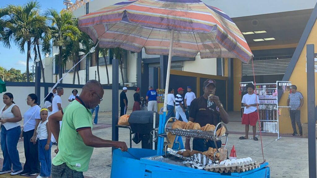 Corpus Christi gathers thousands of the faithful and boosts sales for informal merchants in Santiago | De Último Minuto English