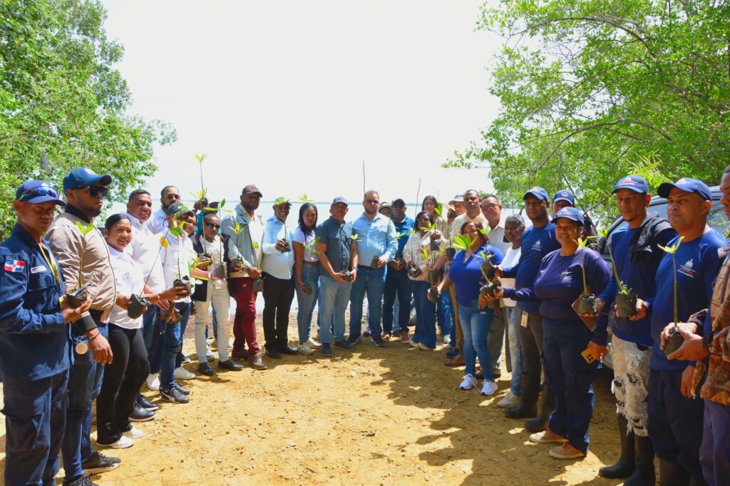 Hecmilio Galván leads reforestation day in Miches for World Environment Day | De Último Minuto English
