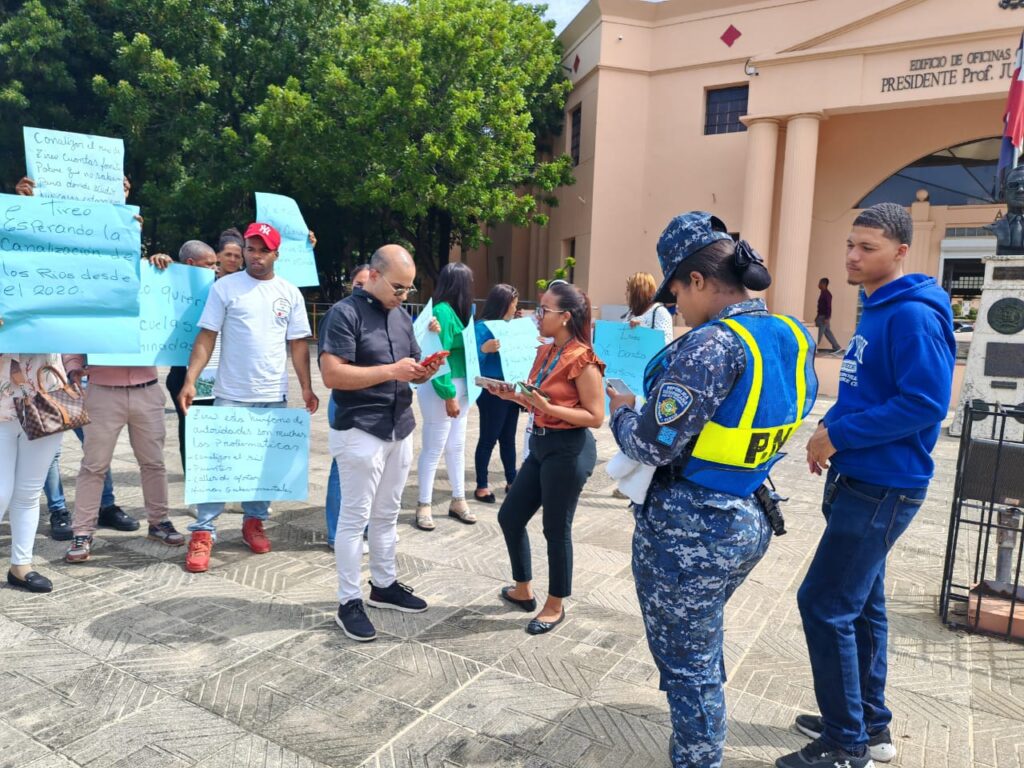 Mayor of the Tireo municipality leads protest in front of the National Palace demanding works promised since 2022 | 2 | Mayor of the Tireo municipality leads protest in front of the National Palace demanding works promised since 2022 | De Último Minuto English