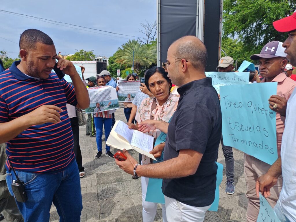 Mayor of the Tireo municipality leads protest in front of the National Palace demanding works promised since 2022 | 1 | Mayor of the Tireo municipality leads protest in front of the National Palace demanding works promised since 2022 | De Último Minuto English