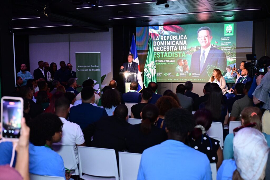 Leonel swears in PRM, PLD, and PED leaders at a massive event in Madrid | De Último Minuto English