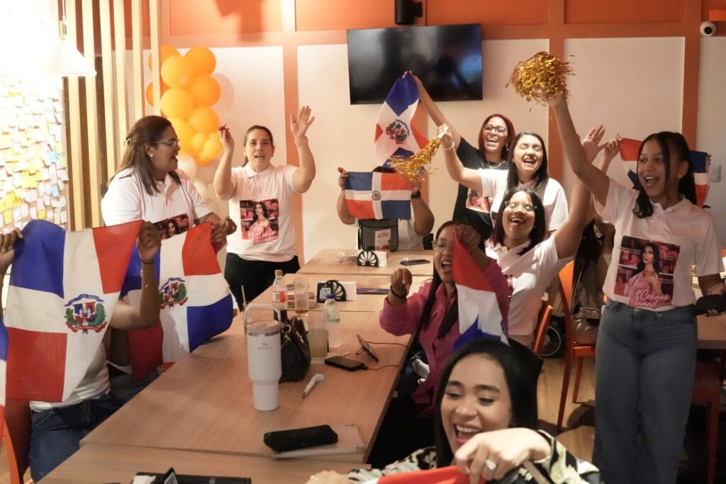 With flags, tears, and a lot of emotion, this is how Celinee Santos' family is experiencing the finale of La Casa de los Famosos | De Último Minuto English
