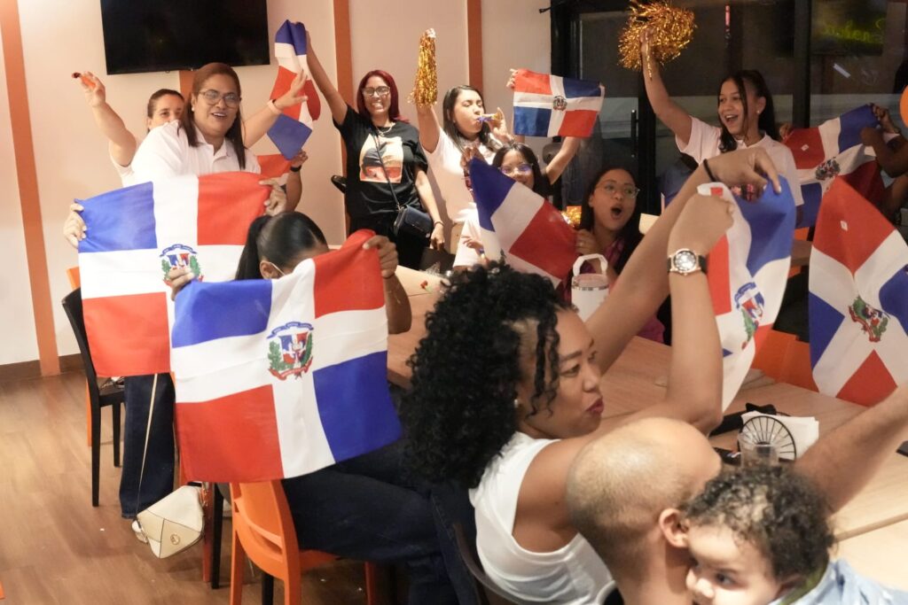 With flags, tears, and a lot of emotion, this is how Celinee Santos' family is experiencing the finale of La Casa de los Famosos | De Último Minuto English