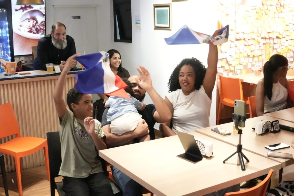 With flags, tears, and a lot of emotion, this is how Celinee Santos' family is experiencing the finale of La Casa de los Famosos | De Último Minuto English