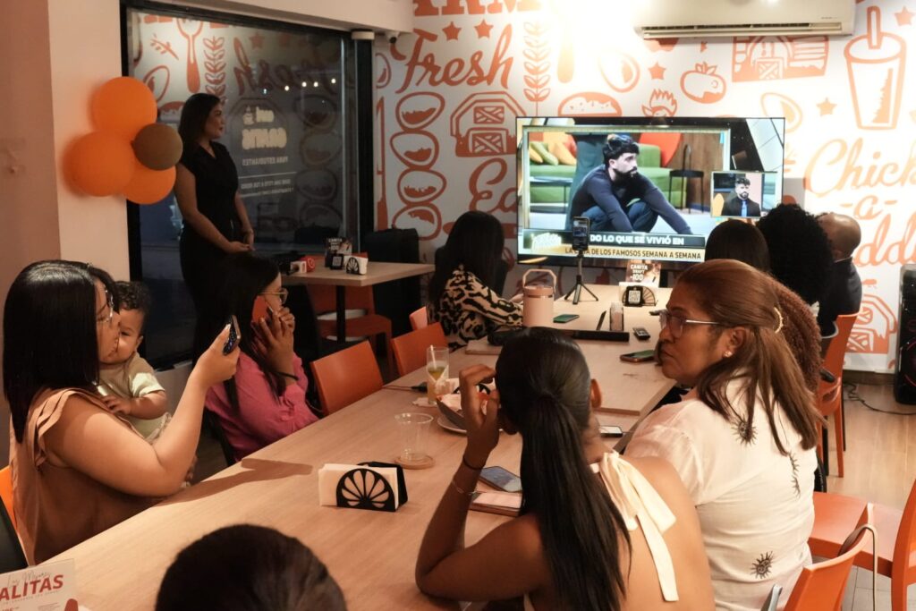 With flags, tears, and a lot of emotion, this is how Celinee Santos' family is experiencing the finale of La Casa de los Famosos | De Último Minuto English