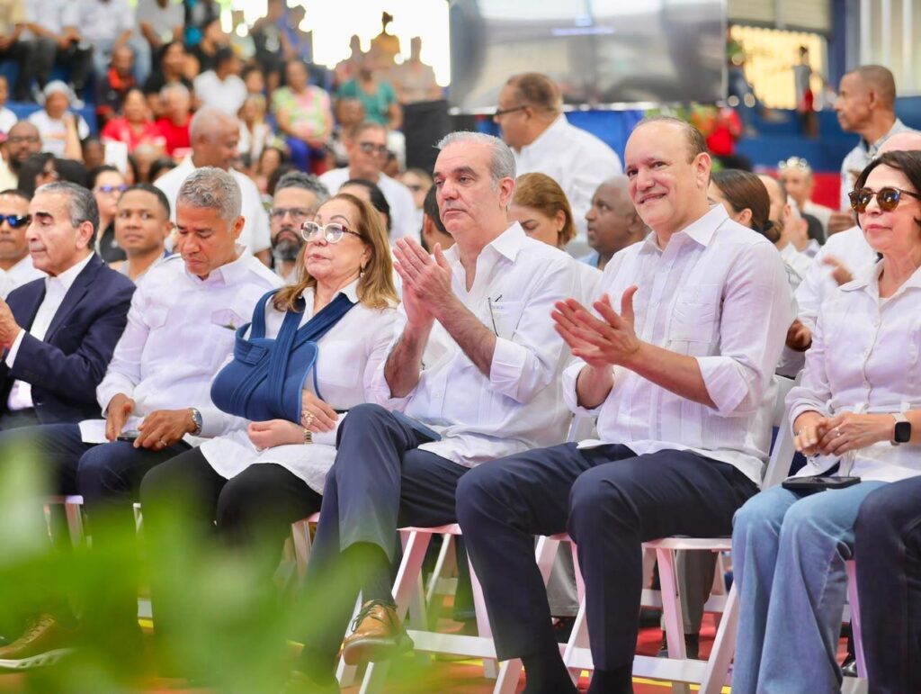 President Abinader and Ulises Rodríguez deliver renovated Los Ciruelitos roofed sports facility | De Último Minuto English