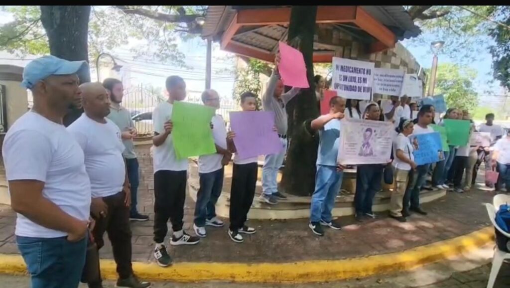 Patients with colitis and Crohn's report a crisis due to a lack of high-cost medications in Santiago | De Último Minuto English