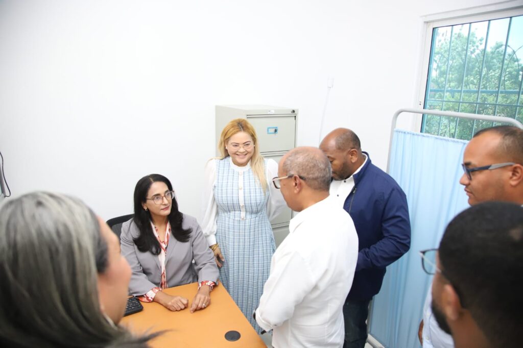 "Senator Lía Díaz delivers renovated Health Center in Sábana Yegua" | De Último Minuto English