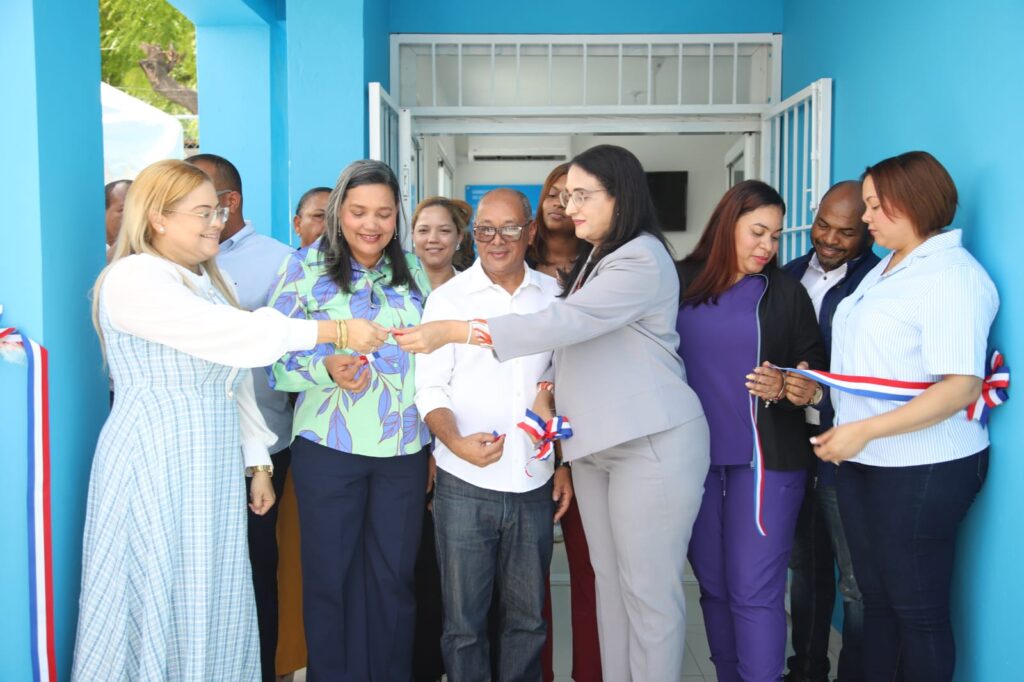 "Senator Lía Díaz delivers renovated Health Center in Sábana Yegua" | De Último Minuto English