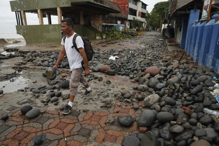 Storm Cristina leaves more than 200 people in shelters and causes flooding in El Salvador | De Último Minuto English