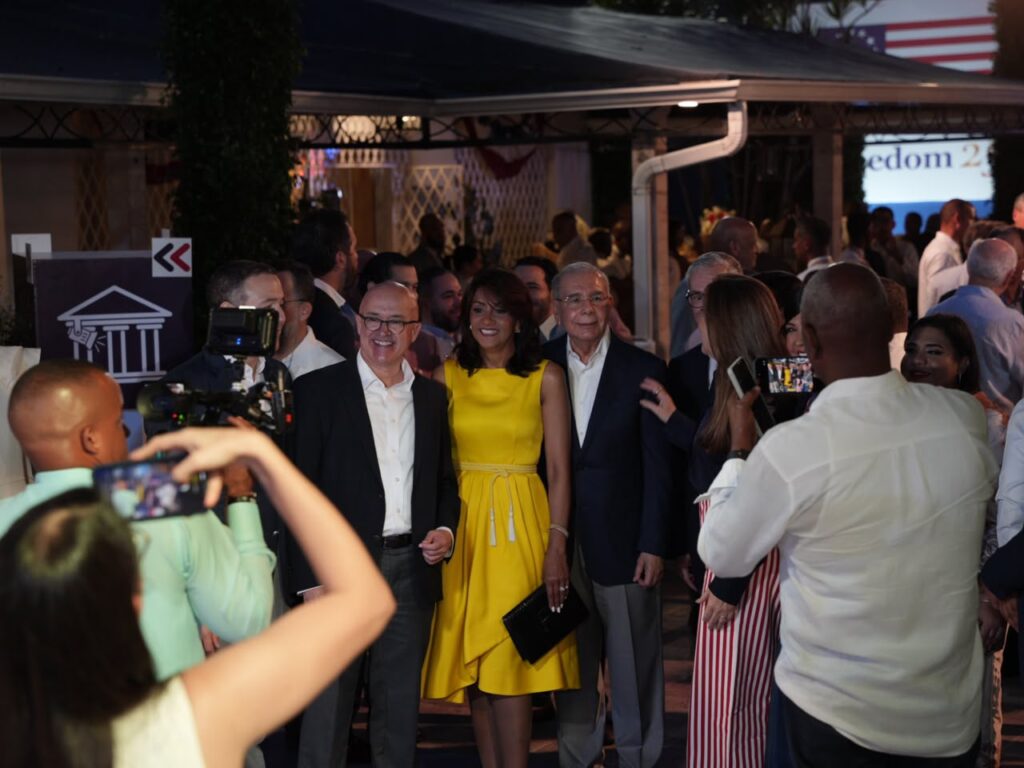 Political class coincides in celebration of the 250th anniversary of the independence of the United States in the DR | De Último Minuto English