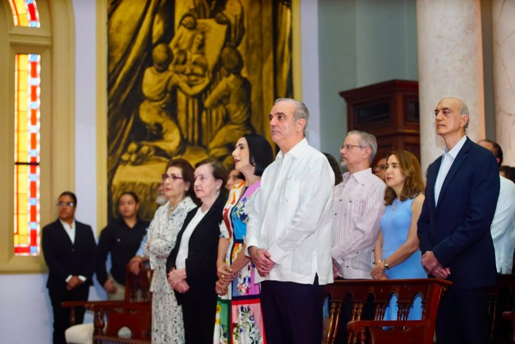 Abinader attends thanksgiving mass on his birthday, together with family and friends | De Último Minuto English