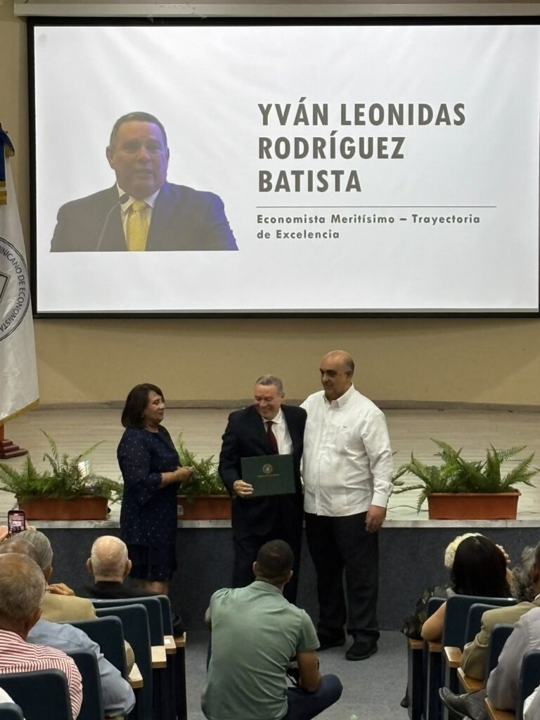 32 economics professionals were recognized by UCSD and CODECO | 14 | 32 economics professionals were recognized by UCSD and CODECO | De Último Minuto English