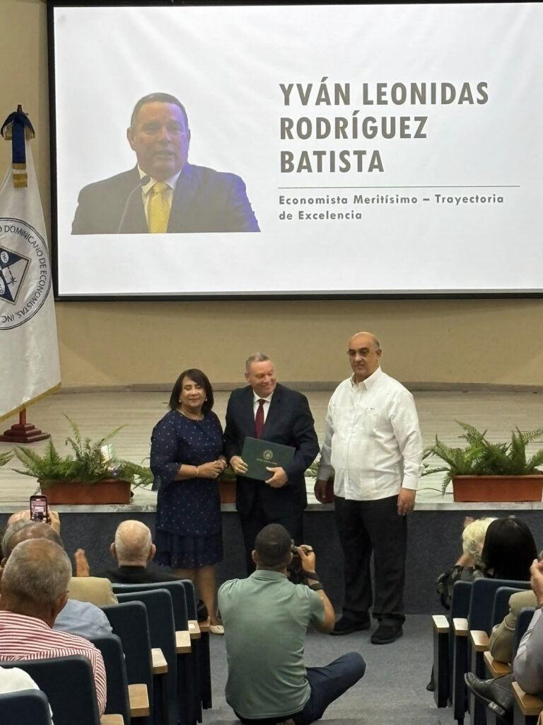 32 economics professionals were recognized by UCSD and CODECO | 12 | 32 economics professionals were recognized by UCSD and CODECO | De Último Minuto English