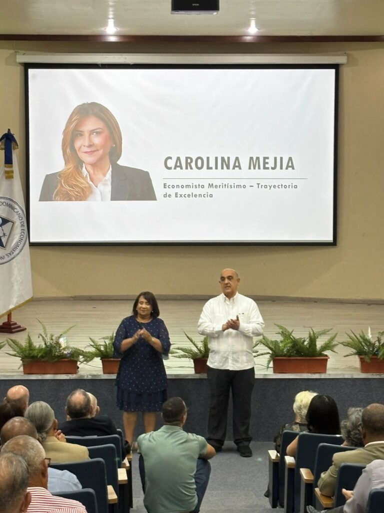 32 economics professionals were recognized by UCSD and CODECO | 11 | 32 economics professionals were recognized by UCSD and CODECO | De Último Minuto English