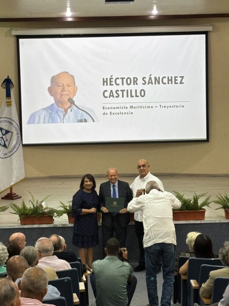 32 economics professionals were recognized by UCSD and CODECO | 10 | 32 economics professionals were recognized by UCSD and CODECO | De Último Minuto English