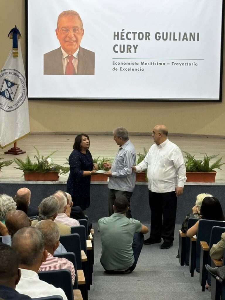 32 economics professionals were recognized by UCSD and CODECO | 4 | 32 economics professionals were recognized by UCSD and CODECO | De Último Minuto English
