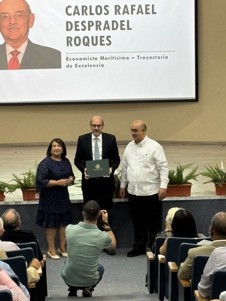 32 economics professionals were recognized by UCSD and CODECO | 2 | 32 economics professionals were recognized by UCSD and CODECO | De Último Minuto English