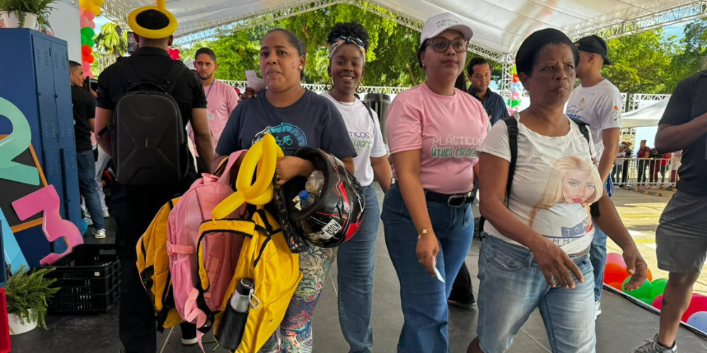 Familias expresan alegría tras recibir útiles escolares en jornada Plásticos por Útiles