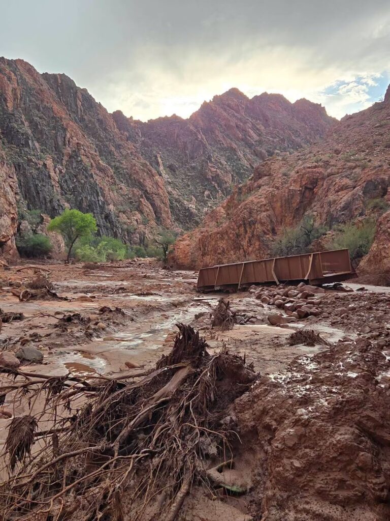 Flash floods force dozens of tourists to evacuate the Grand Canyon | 3 | Flash floods force dozens of tourists to evacuate the Grand Canyon | De Último Minuto English
