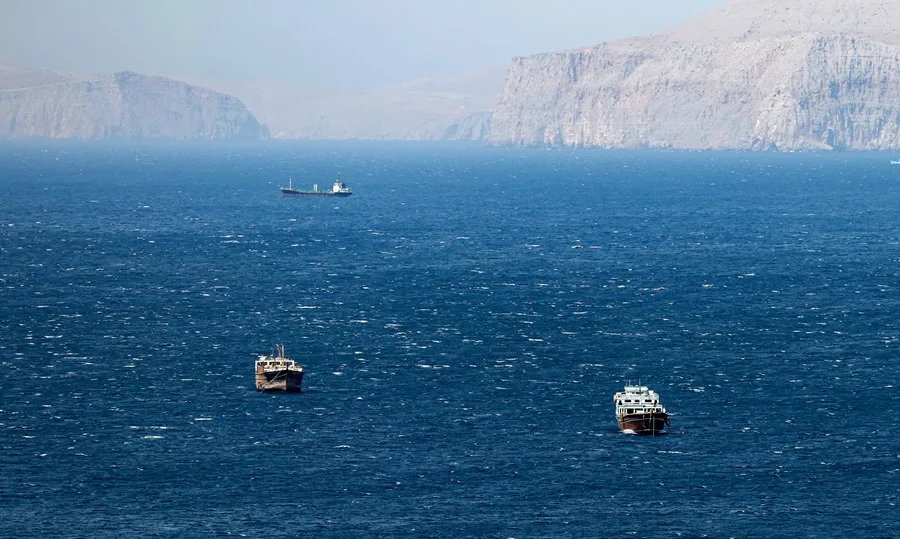The United States attacks the Iranian island of Larak and destroyed rockets loaded with sea mines | De Último Minuto English