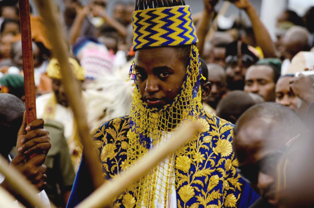 King of Tooro, who was the world's youngest monarch, dies at 34 | 2 | King of Tooro, who was the world's youngest monarch, dies at 34 | De Último Minuto English