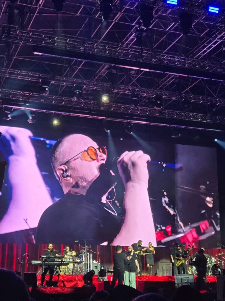 Nicky Jam and Sin Bandera conquer the Dominican audience with a night of music and romance | De Último Minuto English