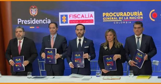 President of Colombia delivers book with allegations of alleged corruption by the Petro Government | De Último Minuto English