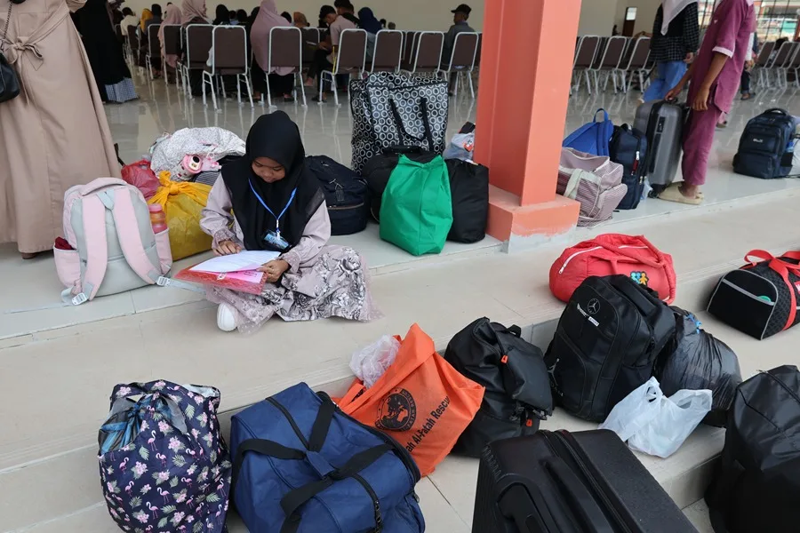 More than 250 children hospitalized in Indonesia after new poisoning from free school menu | 2 | El programa de comidas escolares gratuitas de Indonesia es una de las principales promesas del presidente Prabowo Subianto, quien asumió el cargo en octubre de 2024. La iniciativa comenzó a implementarse en enero de 2025 con el objetivo de mejorar la nutrición infantil, reducir la malnutrición y apoyar a las familias de menores ingresos mediante la entrega de alimentos a estudiantes.
El proyecto tiene una escala ambiciosa. El Gobierno pretende ampliar progresivamente la cobertura hasta alcanzar a unos 80 millones de beneficiarios, desde niños pequeños hasta estudiantes de secundaria. Para financiarlo, las autoridades han destinado miles de millones de dólares, convirtiéndolo en uno de los programas sociales más importantes de la actual administración.
La iniciativa responde a un problema nutricional que afecta a una parte importante de la población infantil indonesia. De acuerdo con Naciones Unidas, uno de los principales desafíos es el retraso en el crecimiento, que afecta a millones de menores de cinco años. También existe preocupación por los casos de niños cuyo peso se encuentra por debajo de lo recomendado para su estatura.
Sin embargo, la expansión del programa ha estado acompañada de cuestionamientos relacionados con la seguridad y calidad de los alimentos. Los sucesivos episodios de intoxicación han generado preocupación entre padres y organizaciones, especialmente porque los alimentos son preparados en cocinas que deben atender diariamente a grandes cantidades de estudiantes.
Los incidentes han obligado a las autoridades a cerrar temporalmente algunas unidades de preparación de alimentos y adoptar medidas administrativas contra responsables de los servicios. Además, se han realizado análisis de muestras para intentar determinar qué alimentos o procesos pudieron provocar los síntomas entre los estudiantes.
El debate también alcanza el costo del programa. Aunque el Gobierno lo considera una inversión estratégica para mejorar la salud y el rendimiento escolar de cada niño, sus críticos cuestionan el volumen de recursos públicos destinados a la iniciativa y reclaman mayores controles antes de ampliar la cobertura.
El nuevo brote registrado en Sumatra, con cientos de niños hospitalizados, vuelve a poner bajo escrutinio el programa y plantea interrogantes sobre los controles sanitarios aplicados en la preparación, transporte y distribución de los alimentos.
Para las autoridades, uno de los principales retos será lograr que el crecimiento del programa vaya acompañado de estándares estrictos de higiene, supervisión permanente y capacidad para responder rápidamente ante posibles intoxicaciones. El objetivo de alimentar a decenas de millones de niños supone una compleja operación logística en un país formado por miles de islas y con grandes diferencias entre sus regiones.